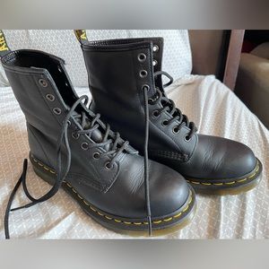 EUC Black doc Martens. US8